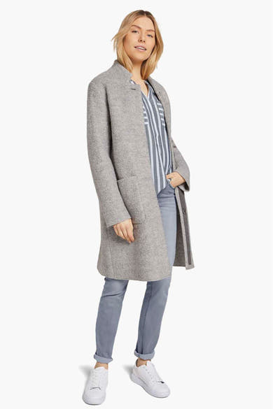 Blauwe blouse met verticale strepen van Tom Tailor, gedragen onder een gemêleerd grijze jas en een verbleekte spijkerbroek.