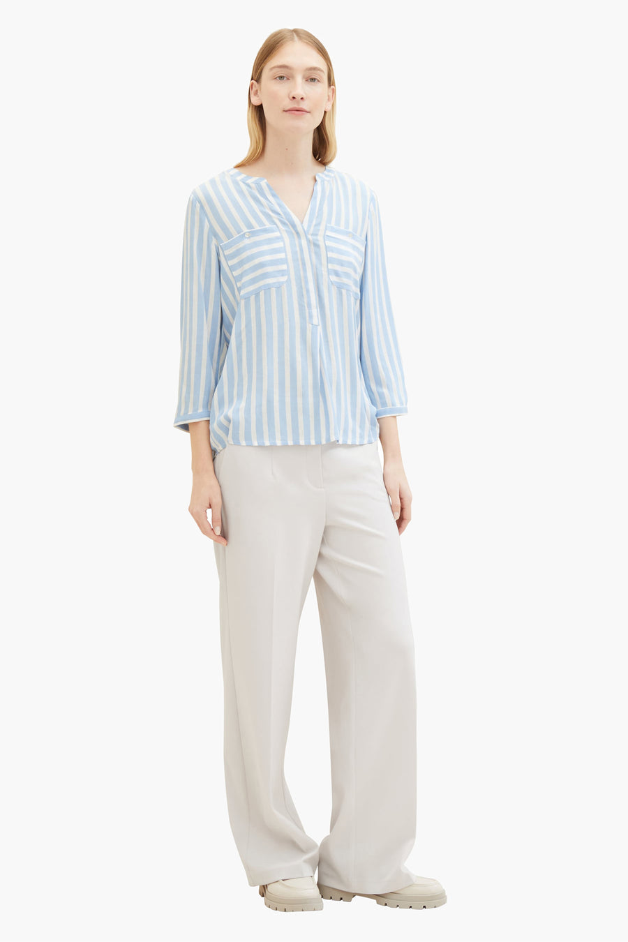 Blouse bleue rayée à manches longues de Tom Tailor avec poches plaquées et coupe décontractée.