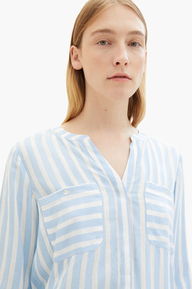 Blouse met lange mouwen en blauwe strepen van Tom Tailor, met borstzakken en knoopsluiting.