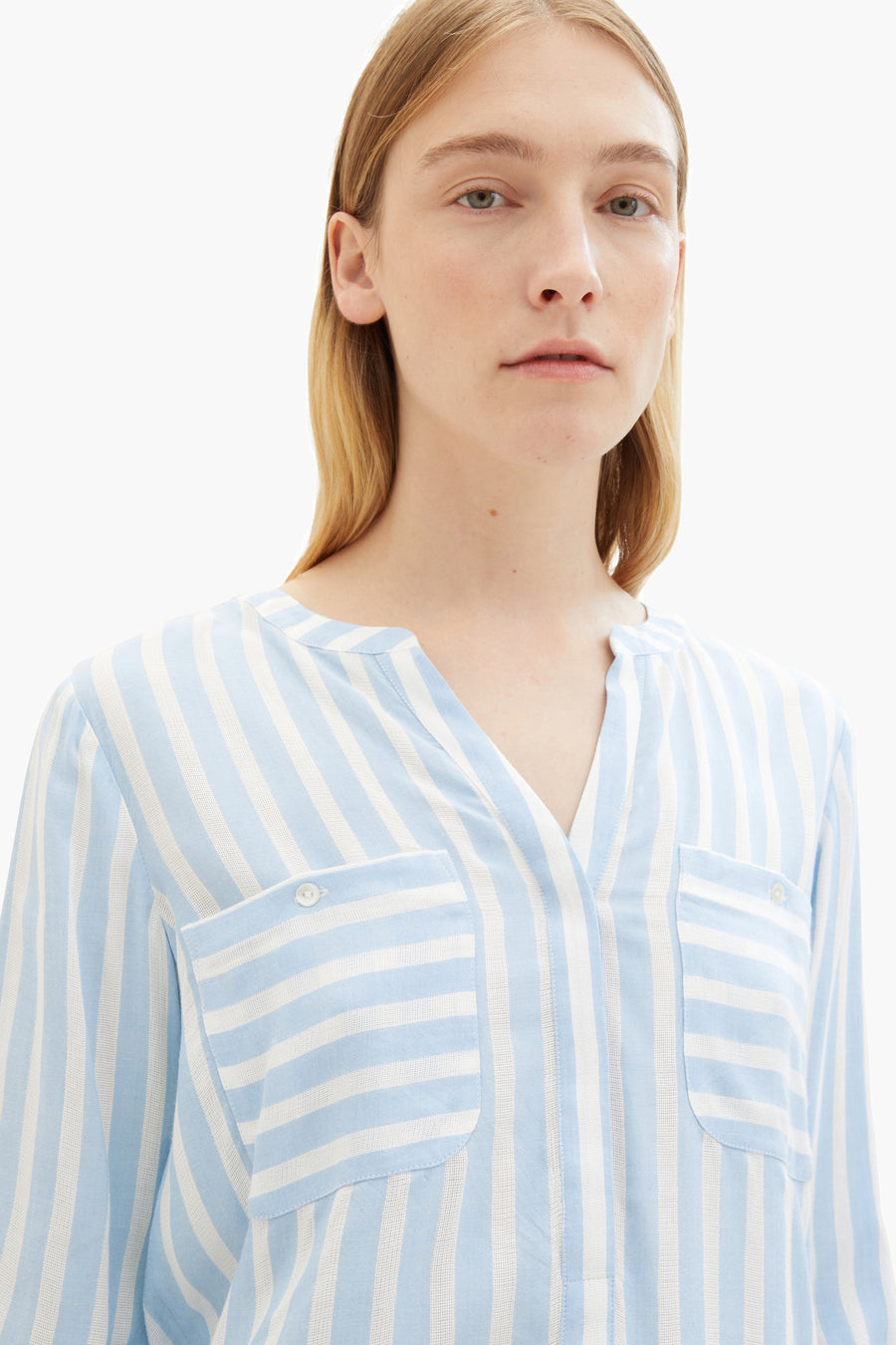 Blouse met lange mouwen en blauwe strepen van Tom Tailor, met borstzakken en knoopsluiting.
