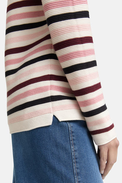 Multikleurige rondehals trui van Tom Tailor, met horizontale roze, zwarte en bordeauxrode strepen, gedragen met een blauwe jeans.