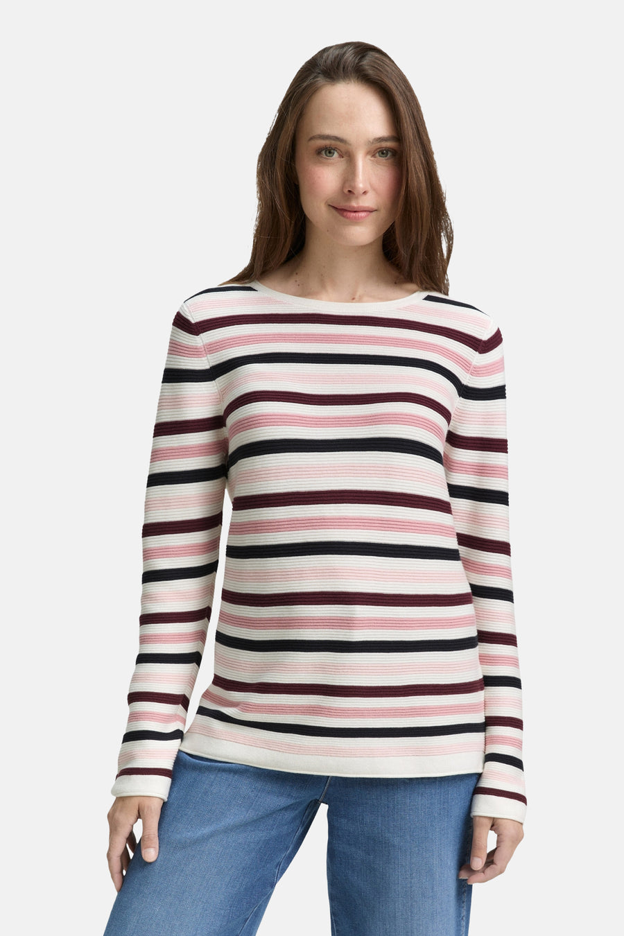 Multikleuren rondehals trui van Tom Tailor, met horizontale strepen, gedragen met een blauwe jeans.