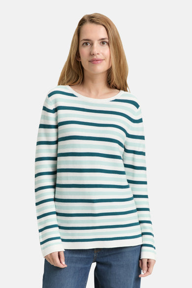 Multikleuren rondehals trui van Tom Tailor met een gestreept patroon en gedragen met een blauwe jeans.