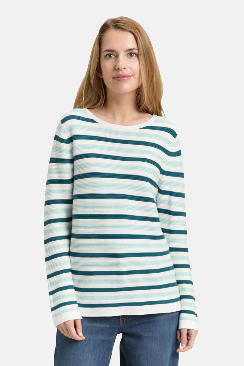 Multikleuren rondehals trui van Tom Tailor met een gestreept patroon en gedragen met een blauwe jeans.
