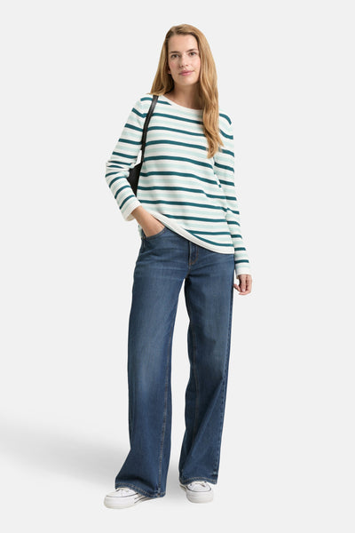 Pull à col rond multicolore de Tom Tailor, avec des rayures et porté avec un jean ample bleu.