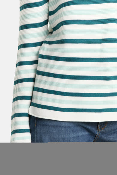 Pull à col rond multicolore de Tom Tailor avec un motif rayé et porté avec un jean bleu.