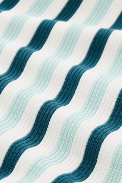 Multikleuren rondehals trui van Tom Tailor, met een golvend strepenpatroon in turquoise, wit en marineblauw.