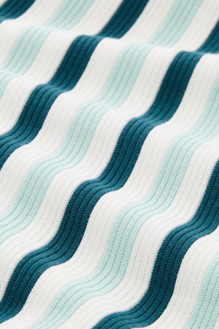 Multikleuren rondehals trui van Tom Tailor, met een golvend strepenpatroon in turquoise, wit en marineblauw.