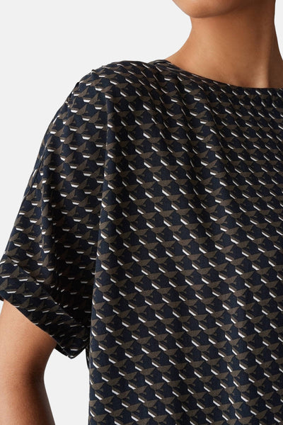 Blouse multicolore à manches courtes, de OPUS, avec un motif géométrique répété.