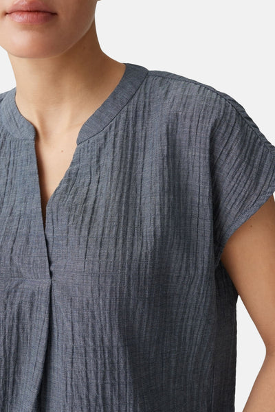 Blauwe blouse met korte mouwen van OPUS, getextureerd met een subtiele V-hals.
