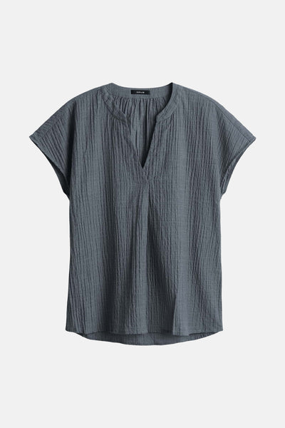 Blauwe blouse met korte mouwen van OPUS, met een geplooide textuur en een V-hals.