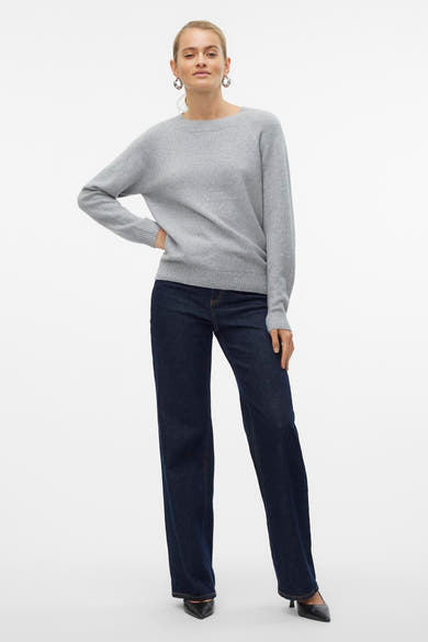 Pull col rond gris de VERO MODA, porté avec un jean bleu marine et des escarpins noirs.