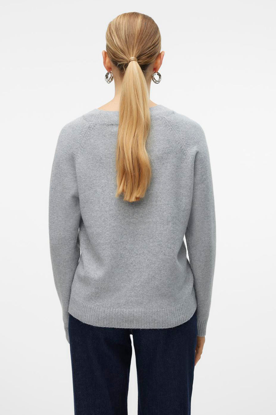 Pull gris col rond de VERO MODA, porté avec un pantalon foncé, vue arrière.