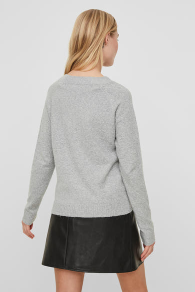 Pull gris à col rond de VERO MODA, porté avec une jupe noire en similicuir, vue arrière.