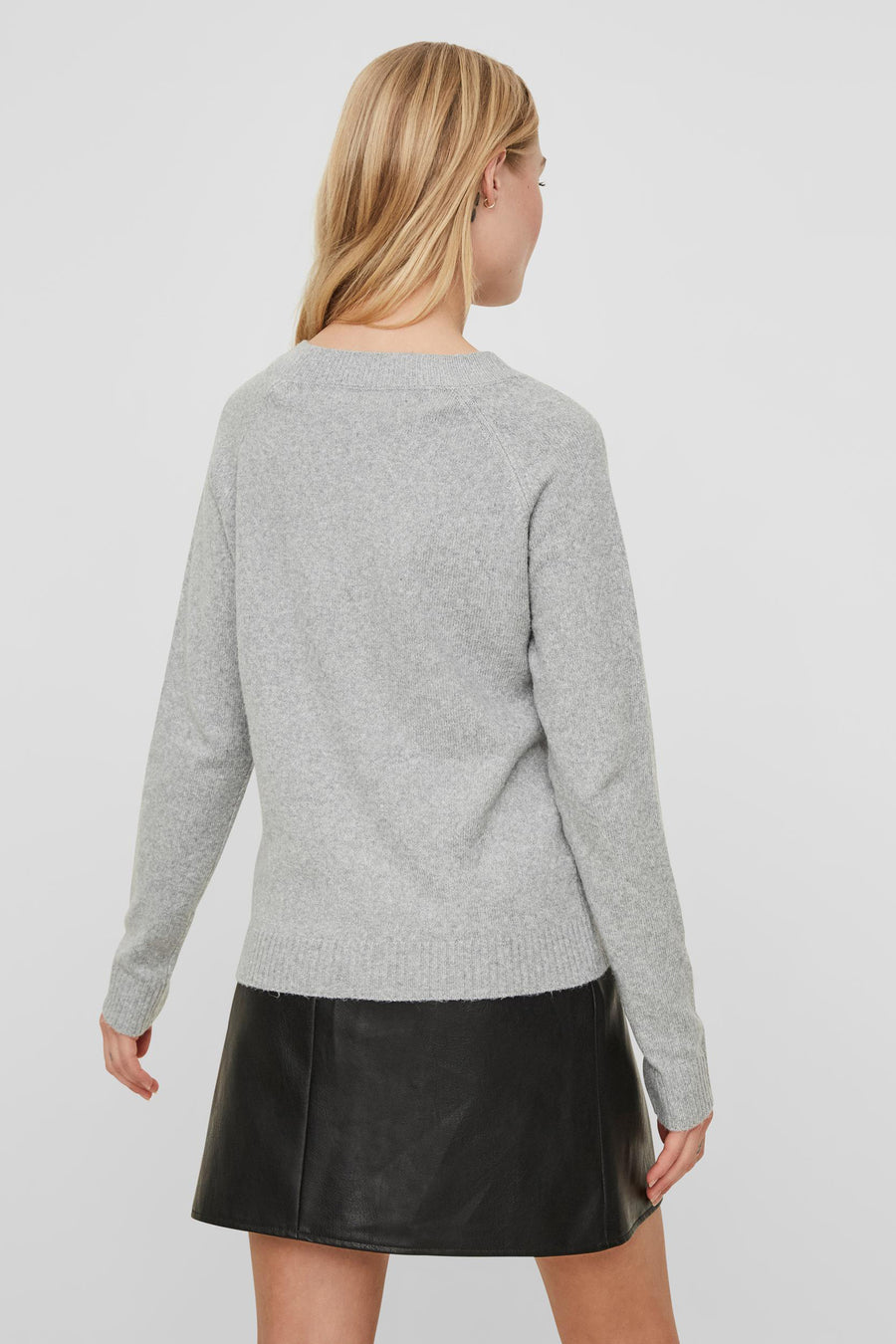 Pull gris à col rond de VERO MODA, porté avec une jupe noire en similicuir, vue arrière.