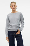 Pull gris col rond de VERO MODA, porté avec un jean bleu foncé et des boucles d'oreilles argentées.