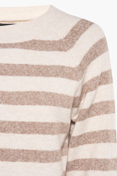 Pull à col rond beige par VERO MODA, à rayures marron sur une texture tricotée.