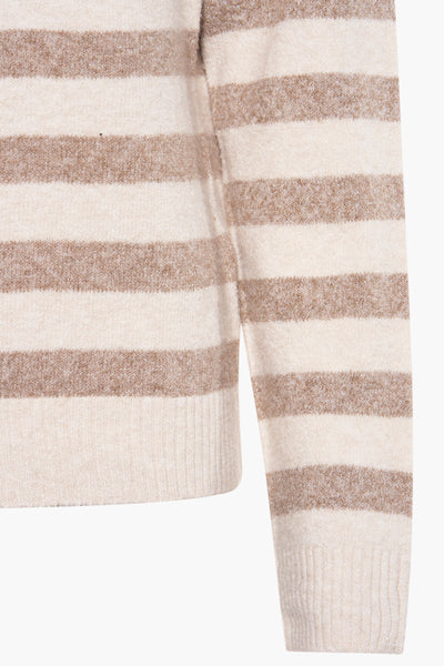 Pull à col rond beige de VERO MODA® à rayures marron, en maille douce, vue partielle.

