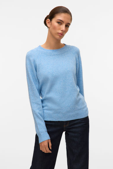 Pull bleu à col rond de VERO MODA®, porté avec un jean foncé.
