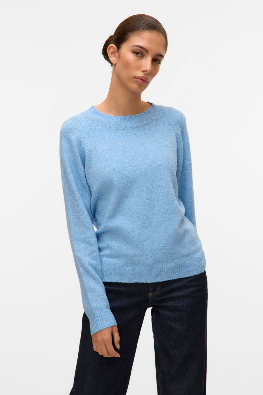 Pull bleu à col rond de VERO MODA®, porté avec un jean foncé.
