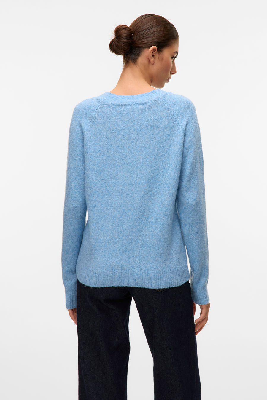 Pull à col rond bleu de VERO MODA, en maille duveteuse, porté avec un pantalon foncé.