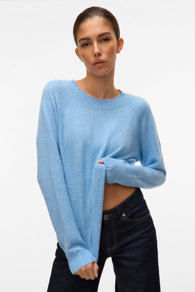 Pull à col rond bleu de VERO MODA, porté avec un jean taille basse, présentant une texture douce.
