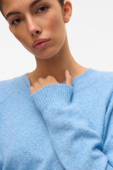 Pull bleu à col rond de VERO MODA, en maille duveteuse, porté par un mannequin.