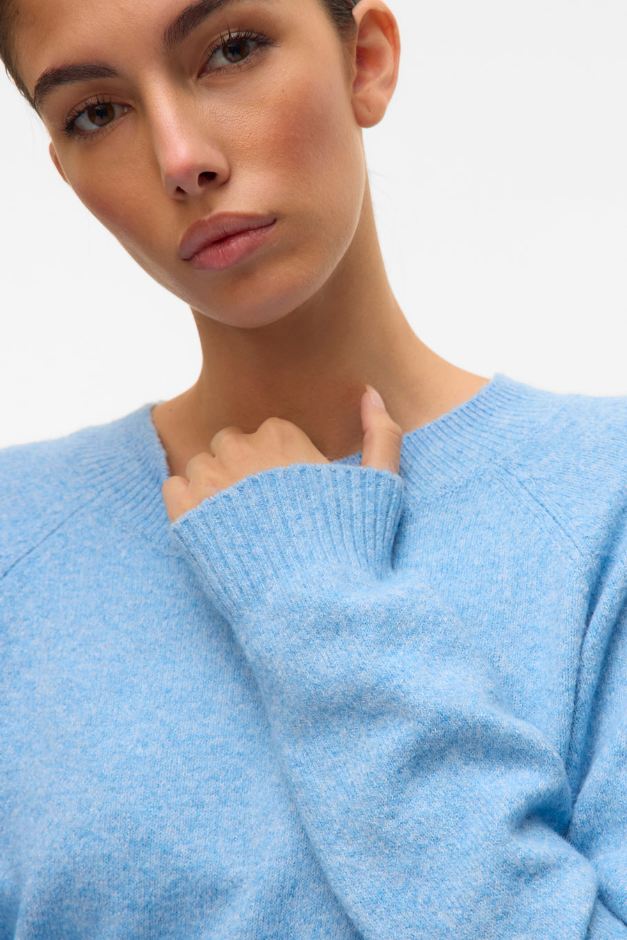 Pull bleu à col rond de VERO MODA, en maille duveteuse, porté par un mannequin.