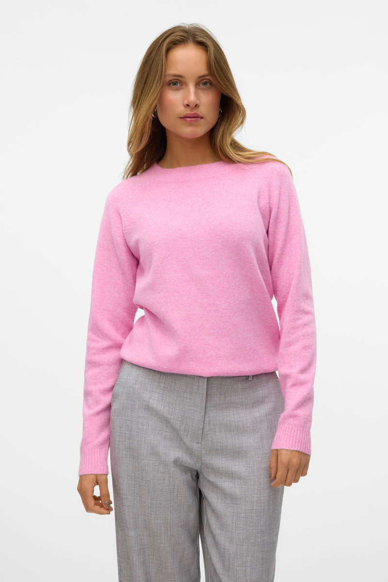 Roze rondehals trui van VERO MODA, gedragen met een grijze geruite broek en plateauzolen.