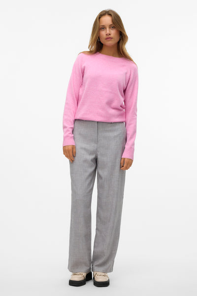 Pull à col rond rose de VERO MODA, porté avec un pantalon gris à carreaux et des chaussures à plateforme.
