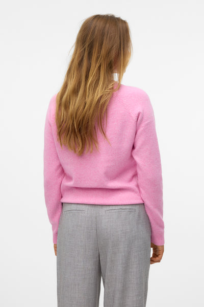 Roze trui met ronde hals van VERO MODA, gedragen met een grijs gemêleerd broek, achtergezicht.