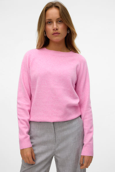 Roze trui met ronde hals van Vero Moda, gedragen met een grijze broek.