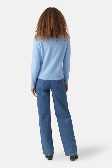 Pull à col rond bleu de VERO MODA, porté avec un jean ample bleu, vue de dos.