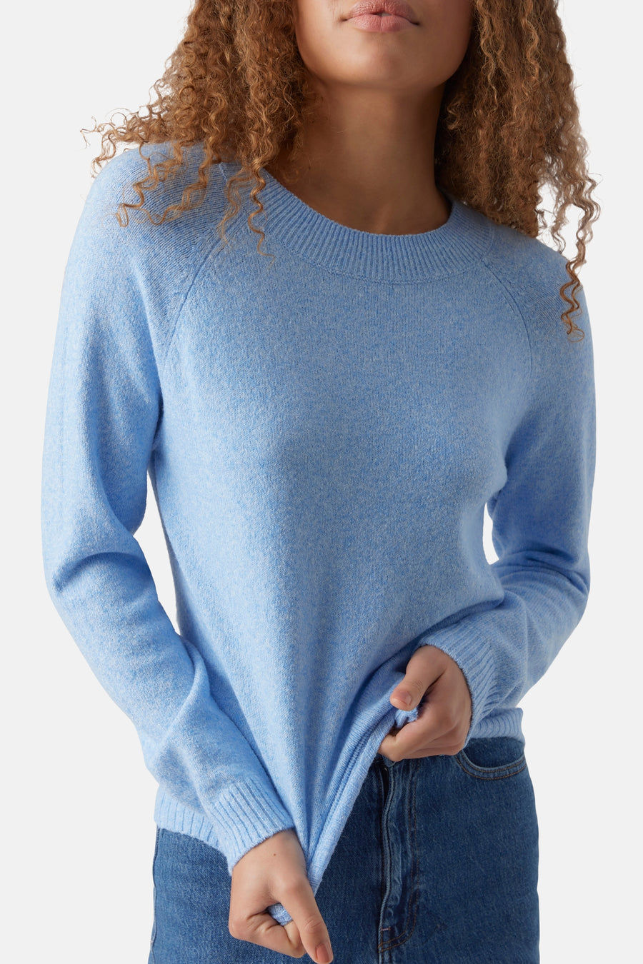 Pull bleu à col rond de VERO MODA, porté avec un jean, en maille texturée.
