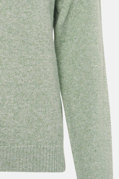 Pull à col rond vert de VERO MODA, en maille texturée fine, détail du col et des manches.