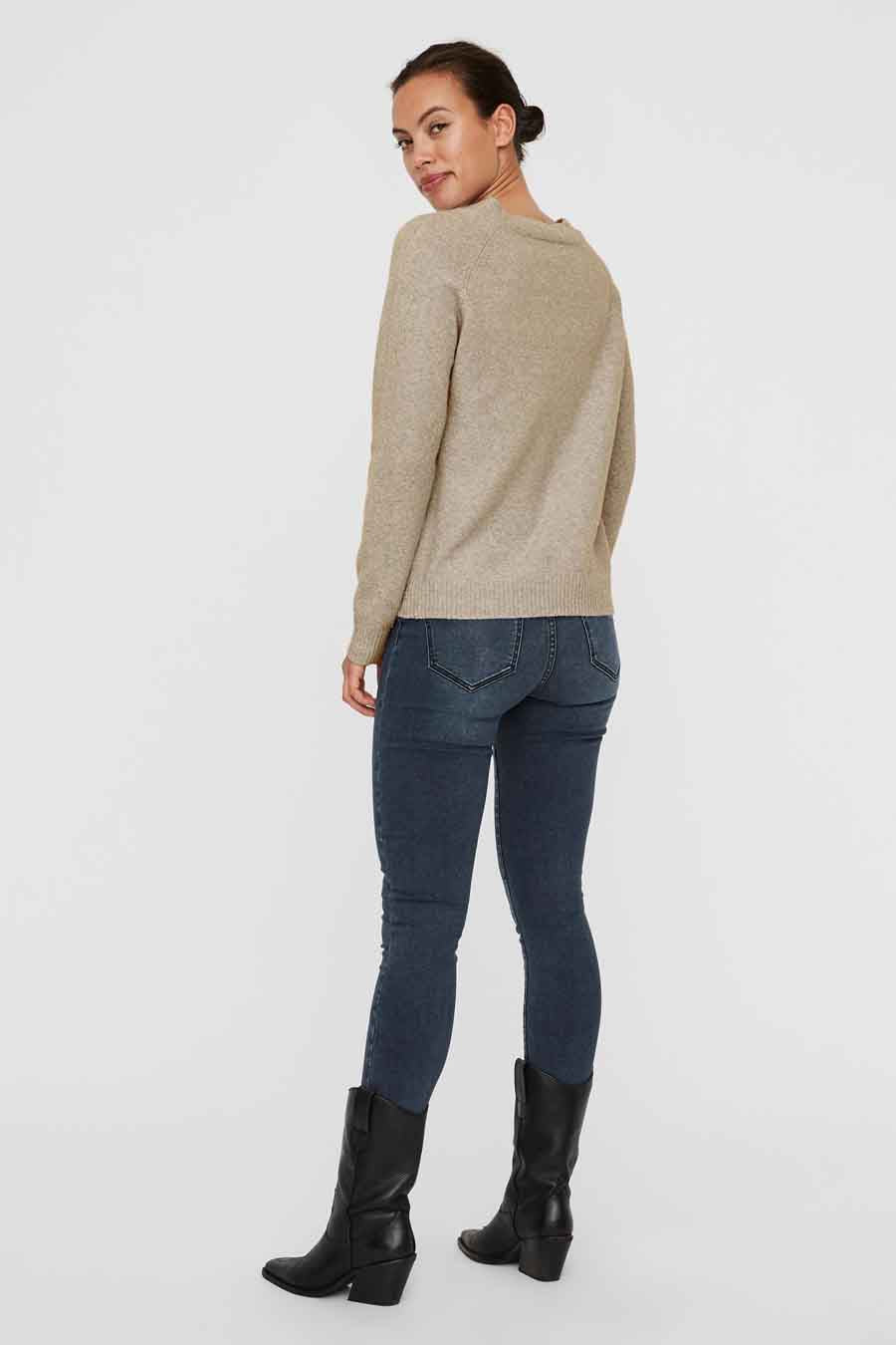 Beige ronde hals trui van VERO MODA, gedragen met een donkerblauwe jeans en zwarte laarzen.