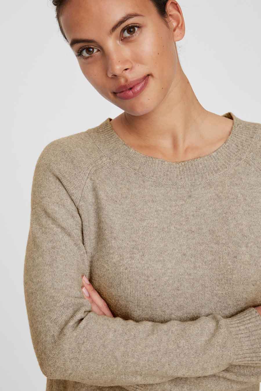 Beige pull O van VERO MODA, van zachte gebreide stof, gedragen door een model met gekruiste armen.