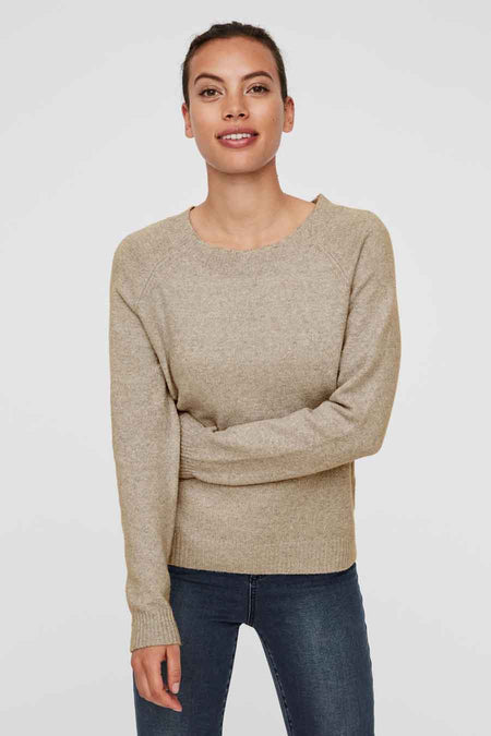 Pull beige à col rond de VERO MODA, porté avec un jean bleu foncé.