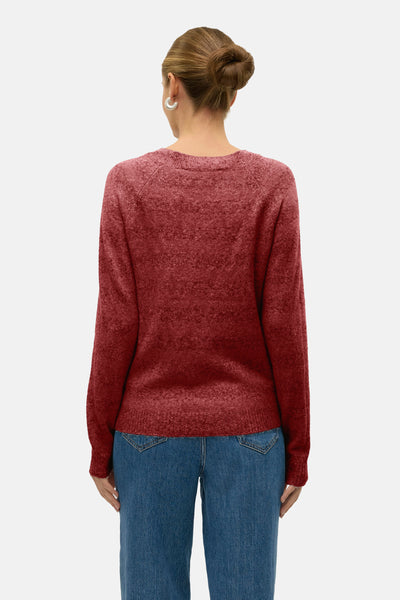 Pull à col rond rouge de VERO MODA, manches longues et coupe droite, porté avec un jean taille haute.

