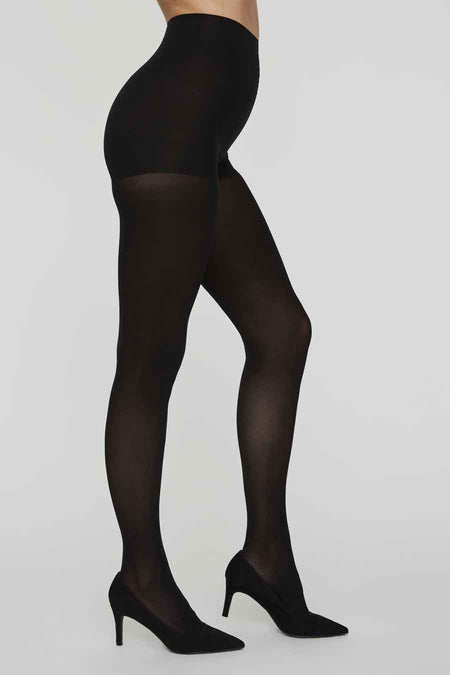 Zwarte panty's van Vero Moda, gedragen met zwarte pumps met hoge hakken, in zijaanzicht.