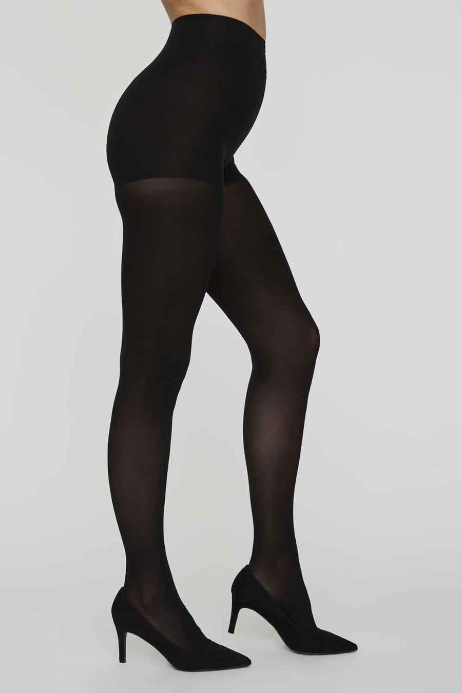 Zwarte panty's van Vero Moda, gedragen met zwarte pumps met hoge hakken, in zijaanzicht.