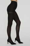 Zwarte panty van VERO MODA, gedragen met zwarte pumps met hoge hakken, zijwaarts zicht.