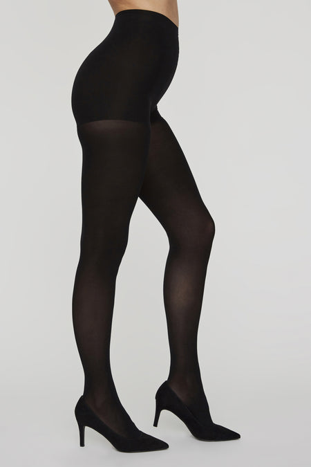Zwarte panty van VERO MODA, gedragen met zwarte pumps met hoge hakken, zijwaarts zicht.