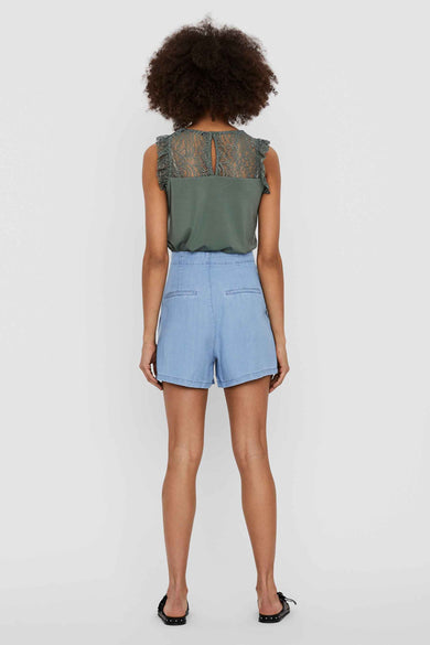 Short bleu de VERO MODA, avec taille haute, poches arrières et ourlet fini.