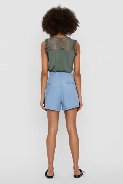 Short bleu de VERO MODA, avec taille haute, poches arrières et ourlet fini.