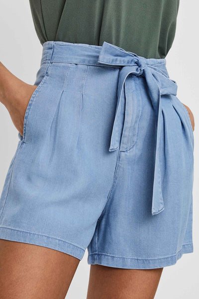 Short bleu en jean par VERO MODA® avec une ceinture nouée à la taille et des plis.