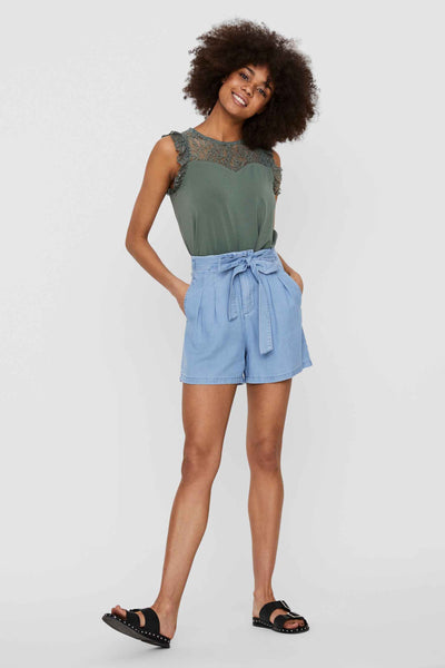 Lichtblauwe short van VERO MODA, met een strikceintuur in de taille en zakken.