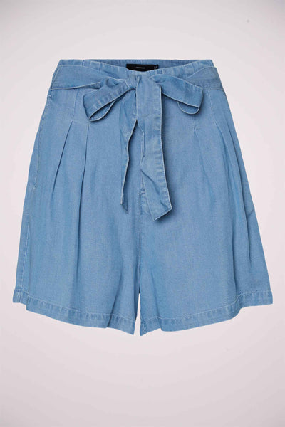 Korte spijkerbroek in blauw van VERO MODA, met een strikceintuur en decoratieve plooien.