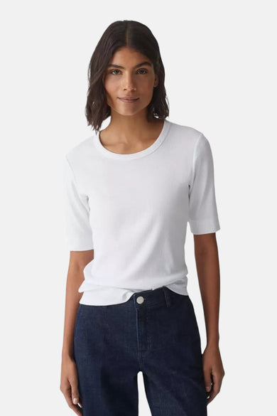 T-shirt blanc à manches courtes par OPUS, porté avec un jean bleu foncé.
