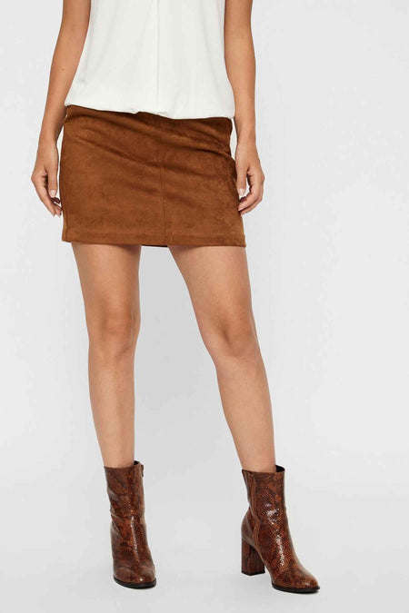 Mini-jupe marron en suédine de Vero Moda, portée avec un haut blanc et des bottines à motif peau de serpent.